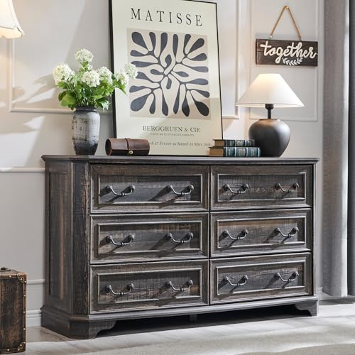 AetherWood Landhaus Kommode mit 6 Schubladen, 137 cm breite Holzkommode, Vintage Design Sideboard für Schlafzimmer & Wohnzimmer, Dunkle Rustikale Eiche