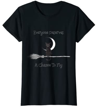 Hexen, schwarze gruselige Katze, die auf Besenstiel gegen Mond fliegt T-Shirt