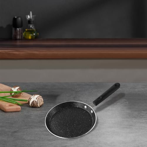 Questa padella non rivestita da 18 cm è perfetta per preparare senza sforzo piatti per la colazione come frittelle e frittate (nero)