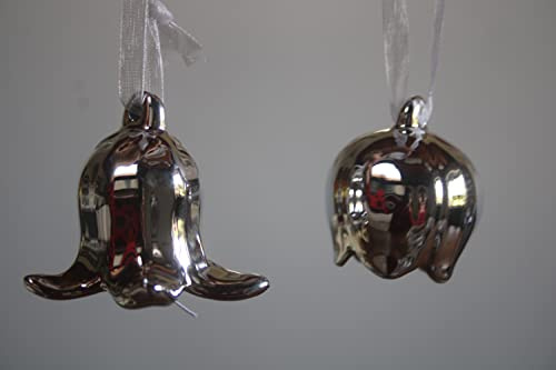 2 Glöckchen aus Keramik, silberfarben, H ca. 5 cm, D 4,5-5,5 cm, Blüten z. Hängen