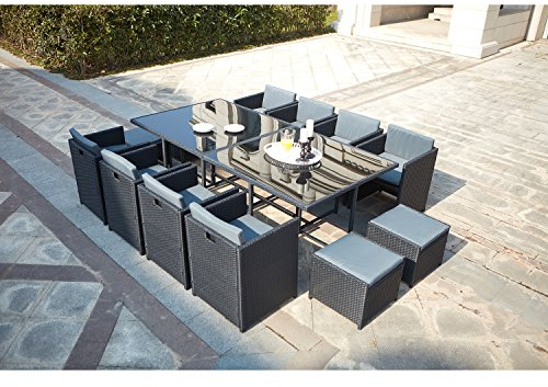 CONCEPT USINE - Set Pranzo da Giardino per 12 Persone Miami in Resina Intrecciata Polyrattan Nera - 1 Tavolo in Vetro - 8 Poltroncine - 4 Pouf - Cuscini Grigi - Incassabile, Resistente, Impermeabile