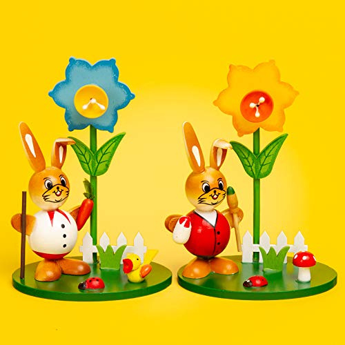 SIKORA OD11 Osterdeko Osterhasen Figuren im Ostergarten aus Holz | Handbemalte Deko Hasen | Höhe ca. 13 cm | Hochwertige Tischdeko für Ostern, Farbe | Modell:Osterhasen 2er Set mit Osterglocken