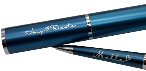 Penna a sfera con custodia cilindrica inclusa, PERSONALIZZABILI con INCISIONE. Disponibile in vari COLORI. Ideale per REGALI aziendali, di laurea, compleanno, natale, occasioni varie. (Blu)