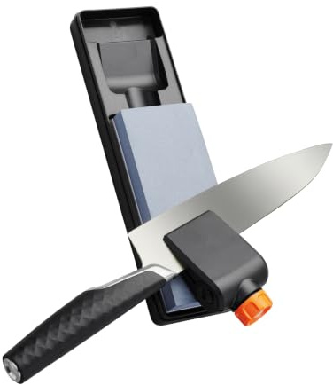Fiskars Premium Wetzstein-Schärfer-Set, Schwarz/Orange, 1000/5000er Körnung | 26° Winkelführung, mit Polierleder, inkl. Etui, rutschfeste Halterung, für eine besonders glatte Schneide, 1058937
