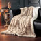 Delindo Lifestyle Webpelzdecke Kingston Creme beige, kuschelige Kunstfell Wohndecke, flauschig weiche Kuscheldecke mit Lammfelloptik, 150x200 cm