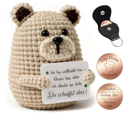 Giftota Pocket Hug Glücklicher Bär - Handgehäkelter Bär mit Glücksmünze & Lederetui - Glücksbringer & Mutmacher - Geschenkidee zum Geburtstag - Gute Besserung - Geschenk für Männer, Frauen