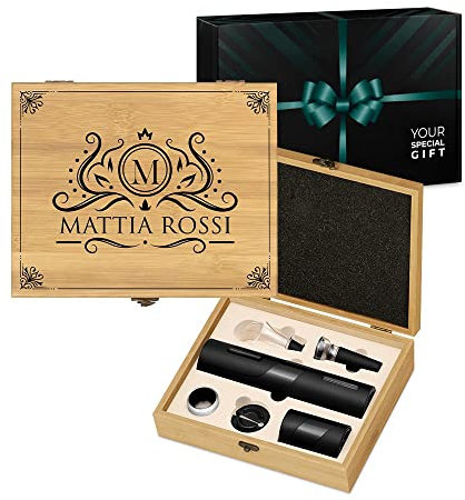 Maverton Cavatappi Elettrico per Vino + Apribottiglie Birra - Set da 6 Pezzi - Personalizzazione con Stampa - Scatola in Legno di Bambù - dimensioni 27x22x7 cm - per Lui - Iniziale