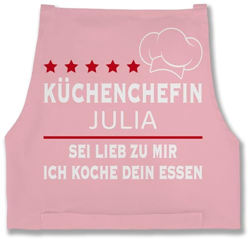 Geschenk mit Namen personalisiert by Shirtracer - Schürze - Kochschürze Damen Frauen - Küchenchefin mit Name | Sei lieb zu mir ich koche dein Essen | Chefköchin