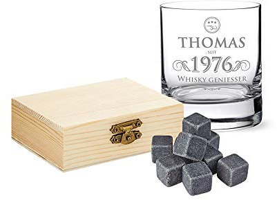 AMAVEL Whiskey Geschenkset, Whiskyglas mit Gravur, Personalisiert mit Namen und Jahreszahl, 9 wiederverwendbare Kühlsteine mit Holzbox