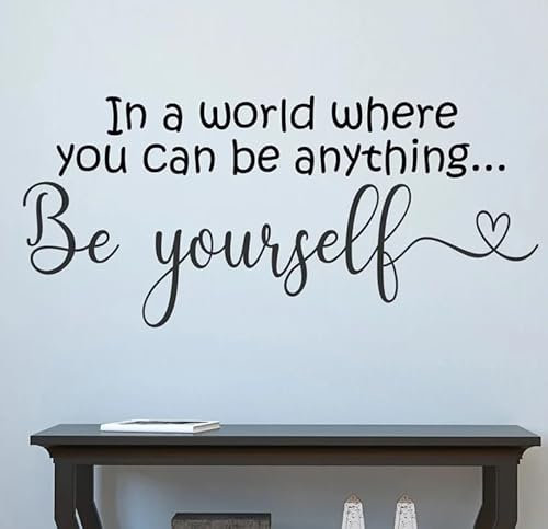 Wandaufkleber „In einer Welt, in der du alles sein kannst, sei du selbst“ – Inneneinrichtung, Schlafzimmer, Aufkleber, Wandbilder, Wandtattoo, Schwarz, 93 x 42 cm