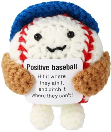 TOYMIS Gehäkelter Baseball, 9cm Häkelpuppe Positiver Baseball Gehäkelt Trägt Eine Blaue Mütze und Hält Eine Inspirierende Karte Süße Strickpuppe Inspirierendes Geschenk