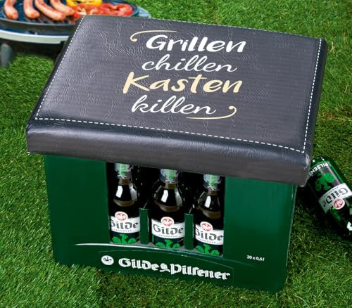 CULT at home Bierkasten Aufsatz Grillen Chillen – Gartenhocker Bierkastensitz inkl Bierdeckel Memospiel - Sitzauflage für Bierkiste Getränkekiste - Hocker für Balkon Camping 44x34 cm Geschenk Vatertag