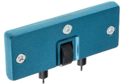 LALADEFIEE Verstellbarer 2 Krallen Uhrengehäuseöffner aus Metall zum Entfernen und Öffnen der Uhrdeckel Blau Präzises Uhrmacherwerkzeug für Batteriewechsel und Reparatur Zufällige Farbe