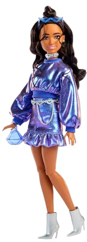 Barbie Deluxe Style-Puppe #7 mit blauem Metallic-Top und Rock, welligen braunen Haaren und Accessoires wie Silberschmuck, Kristall-Handtasche und Sonnenbrille, JFP42