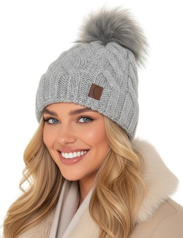 Baesics Bommelmütze Damen Herren - Zopfmuster Wintermütze Kunstfell Bommel | Mit flauschigem Pompon und weichem Fleecefutter, Größe ca. 54-58 cm, Strick aus der EU. Warm für Herbst, Winter und als