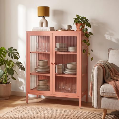 skølm Norns Metallkommode 80 cm, Glastüren, Terrakotta, geriffelte Front | Vitrinenschrank, Sideboard mit 3 verstellbaren Fächern, Glasvitrine, Kommode Wohnzimmer & Flur, Buffetschrank, Metallschrank