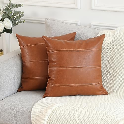 Mandioo 2er Set Braun Boho Gestreifte Kunstleder Kissenbezüge 45x45 cm Moderne Luxusdekoration für Wohnzimmer und Schlafzimmer Zierkissenbezüge passend für Sofa und Couch Dekokissen Kissenhüllen