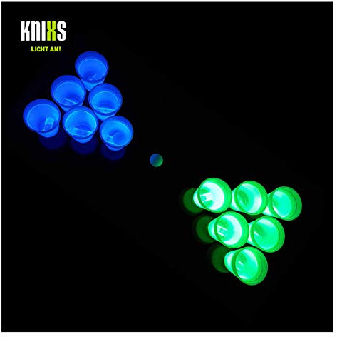 KNIXS 14-teiliges Wurfspiel im Set mit Zwei Ping Pong Bällen und zwölf Deko Knicklicht-Bechern in Grün und Blau Leuchtend