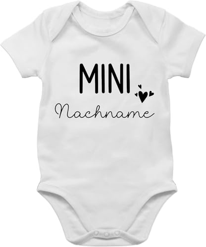 Geschenk mit Namen personalisiert by Shirtracer - Body Junge Mädchen - Zur - Mini Nachname | Schwangerschaft verkünden Geschenk Geburt Baby