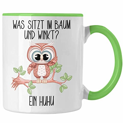 Trendation - Eule Tasse Geschenk Uhu Tasse Lustiger Spruch Was Sitzt Im Baum Und Winkt Kaffeetasse (Grün)