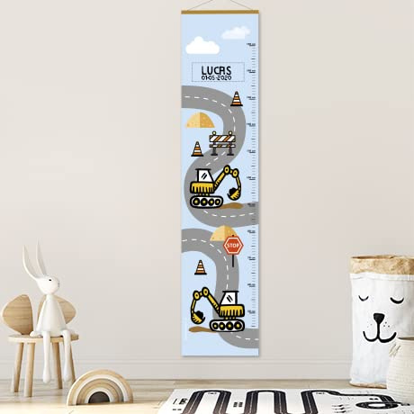Medidor de altura personalizado - Bienpegado - Con un mecanismo de suspensión de madera y etiquetas para ir marcando su altura en momentos especiales. (Excavadora)