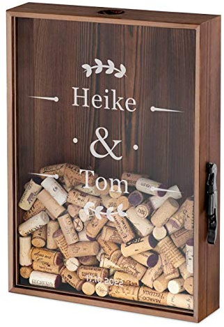 Maverton Kronkorkensammler Korkensammler mit Gravur + mit Flaschenöffner - Deckelsammler zum Aufhängen personalisiert - Geschenk Hochzeit Hochzeitstag Paar - 44,7x32x8cm - aus Holz - Vornamen