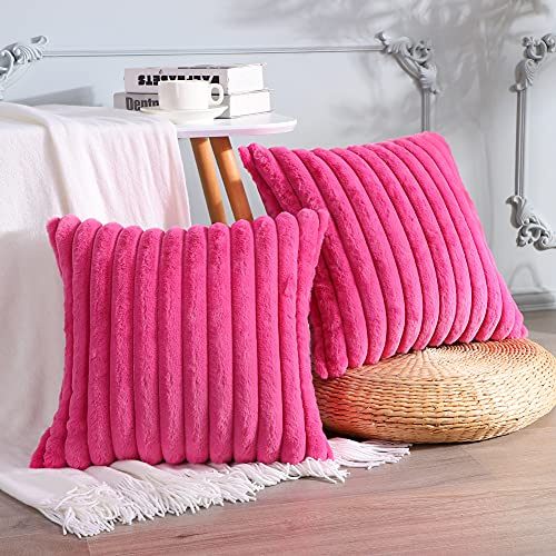 Sungeek Lot de 2 housses de coussin décoratives carrées en fausse fourrure de lapin pour canapé, chambre à coucher, 40 x 40 cm, rose vif