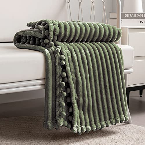 DISSA Coperta in pile per letto matrimoniale, 51 x 63 cm, verde oliva, morbida, soffice, soffice, calda, accogliente, perfetta per divano, letto, divano, con frange con pompon