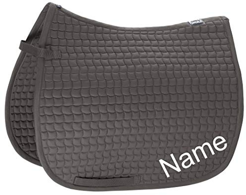 Eskadron Grey Cotton Dressur-Schabracke mit individuellem Namen Bestickt, Schriftart:Zürich Calligraph (Schreibschrift), Garnfarbe Maderia:Evergreen 1851