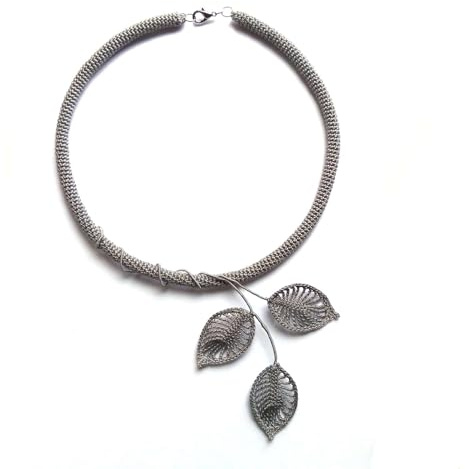 collana floreale, collana contemporanea foglie tessile/all'uncinetto, girocollo rigido grigio, stile minimalista, artigianato italiano, made in Italy