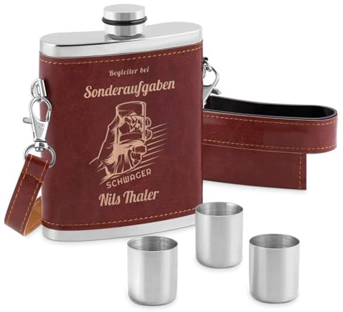Maverton Flachmann mit Gravur - personalisiert - 250 ml - 3x10 ml Becher - aus Edelstahl - Ledertasche mit Riemen - Geburtstagsgeschenk für Männer - Farbe: Silber/Braun - Drink