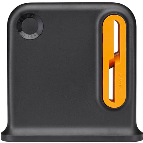 Fiskars Aiguiseur de Ciseaux | Conception Ergonomique, Au Moins 55% de Matériaux Recyclés, Boîtier en ABS Recyclé à 80%, Noir/Orange, 1081129