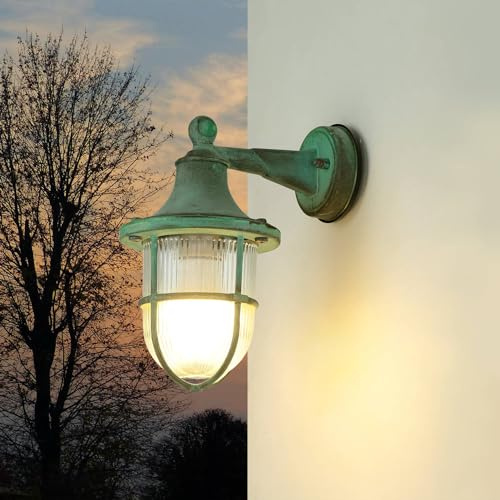 Licht-Erlebnisse Außenlampe Messing, Wandleuchte Außen E27, Maritim Lampe Antik Grün, Riffelglas, T:22 cm, IP64, Laterne, Terrasse, Balkon, Rustikal, Outdoor Wandleuchte