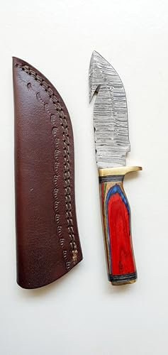 Couteau de Chasse Artisanal en Acier Damassé, Manche en Bois Multicouche Rouge et Bleu, avec Étui en Cuir Marron