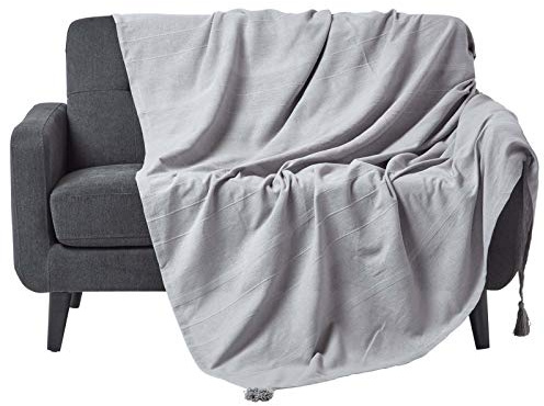 Homescapes Wohndecke Rajput hellgrau – leichte Baumwolldecke 225x255 cm, Tagesdecke aus 100% Baumwolle, Sofaüberwurf handgewebt mit Streifenstruktur, Couch-Überwurf mit Quasten, Oeko-Tex