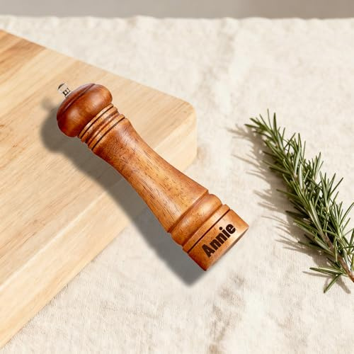Personnalisation Moulin à Poivre Sur Mesure Nom Texte Broyeur à Bois Massif Avec Tête de Meulage en Céramique Réglable Pour les Amateurs de Cuisine et les Cadeaux de Pendaison de Crémaillère (1)