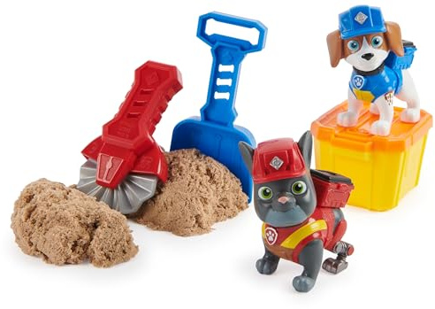 Rubble & Crew – Actionfiguren-Set mit Charger & Wheeler Hundefiguren, 2 Bauspielzeugen und 85g Kinetic Sand Build-it-Sand, Spielzeug geeignet für Kinder ab 3 Jahren