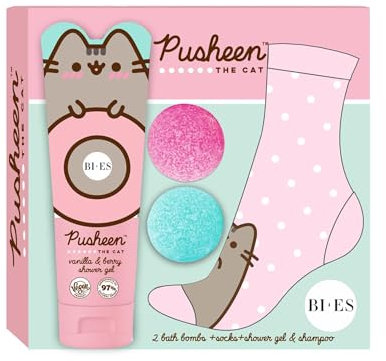 Pusheen The Cat Bath Time Gift Set for Kids – 2-in-1 Shower Gel & Shampoo with Vanilla & Berry (240ml), 2 Bath Bombs (55g Each) & Pink Pusheen Socks – 98% Natural, Vegan & Safe for Kids Aged 3+