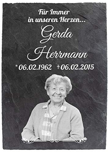wandmotiv24 Schiefertafel Trauer, Gedenktafel Verstorbene Hochformat 20x30cm, Personalisiert Name + Datum + Foto Schwarz-Weiß Mit Rosenmotiv, Trauerspruch, Digitaldruck, Witterungsfest
