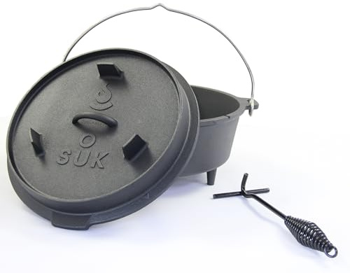 SOUK ONE Dutch Oven Set [9 L] - Eingebrannter Gusstopf mit Füßen Feuertopf aus Gusseisen mit praktischem Deckelheber und Edelstahl Untersetzer (9 Liter)