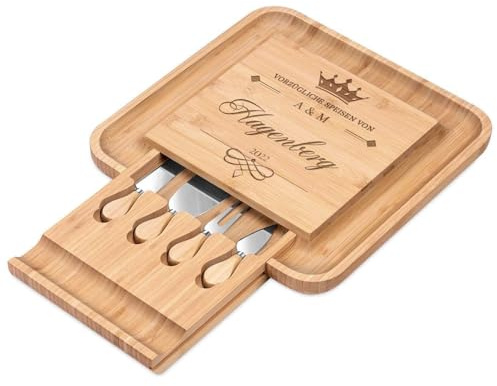 Maverton Käsebrett Servierplatte mit Gravur + 4er Käsemesser Set - aus Holz - 34x34cm - Geschenke für Paare zur Hochzeit zum Hochzeitstag - Vorzügliche Speisen
