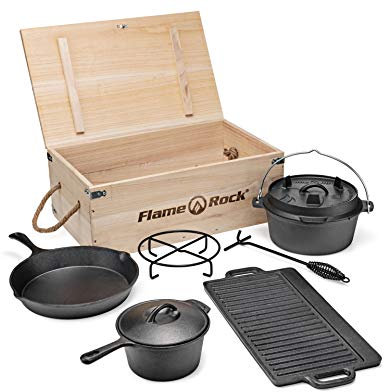 FLAME ROCK 6-teiliges Outdoor Cooking Set mit Kochtopf, Dutch Oven und Untersetzer, Deckelheber, Gusspfanne mit Stiel und gusseiserne Wende-Grillplatte in Holzkiste, Gusseisen bereits eingebrannt
