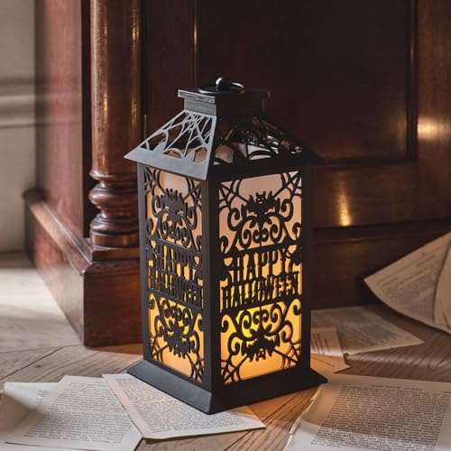 Lights4Fun Halloween Laterne mit flackernder LED-Flamme, schwarzem Metallrahmen, Fledermaus- & Spinnennetz-Design, batteriebetrieben, 6h-Timer– Deko für Halloween & Party – 32 cm Höhe
