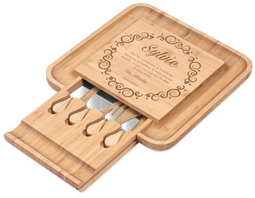 MAVERTON Planche à Fromage avec Gravure + Set de 4 Accessoires | Plateau en Bois gravé, 34x34cm, Cadeau d’Anniversaire, Accessoires pour Femme, Vœux