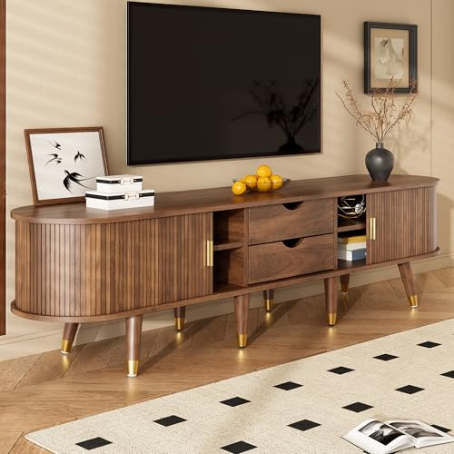 LinoraFurn Mueble para TV de 175 cm con puerta corredera de ratán, aspecto de nogal y mucho espacio de almacenamiento, mesa de televisión rústica de MDF con compartimentos abiertos, cajones y armario