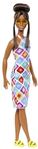 Barbie Fashionistas - Puppe Nr. 210 mit glamourösem Dutt und gehäkeltem Neckholder-Midikleid, Goldener Sonnenbrille und klobigen gelben Sandalen, für Kinder ab 3 Jahren, HJT07