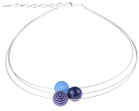 Zarter 3-strängiger Halsreif “Mia” von Adi Modeschmuck, 14mm Polaris- und Acrylperlen, handgefertigt in Berlin (Blautöne)
