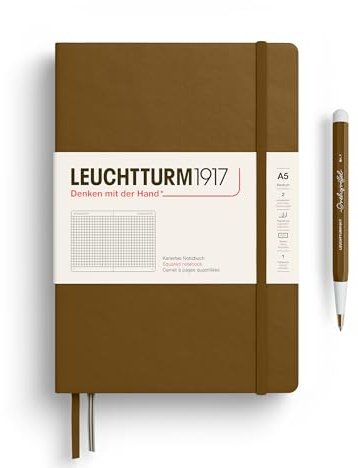 LEUCHTTURM1917 Notizbuch Medium A5 Hardcover, kariert, Spice Brown | 251 nummerierte Seiten mit Inhaltsverzeichnis, Fadenheftung, 2 Lesebändchen, Falttasche