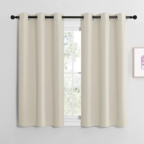 NICETOWN Kurze Thermo Vorhänge Beige Verdunkelungsvorhang mit Ösen | Hellbeige, H137 x B107 cm, 2er Set, Vorhänge Hitzeschutz, Verdunkelungsvorhänge für Schlafzimmer, Wohnzimmer und Küche
