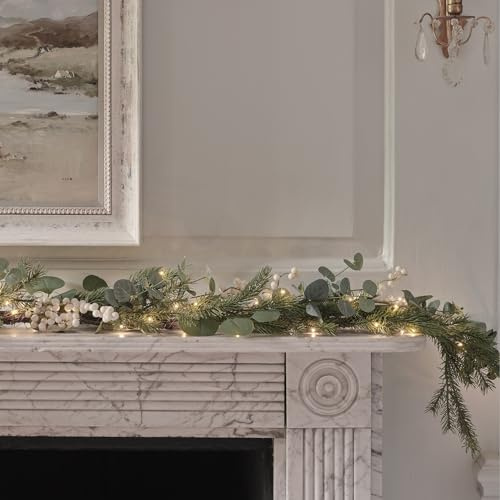 Light4fun Eukalyptus- und weiße Beerengirlande mit Beleuchtung batteriebetrieben & mit Timer Weihnachten Dekoration beleuchtet Innen Grün Weiß (1,5 m)